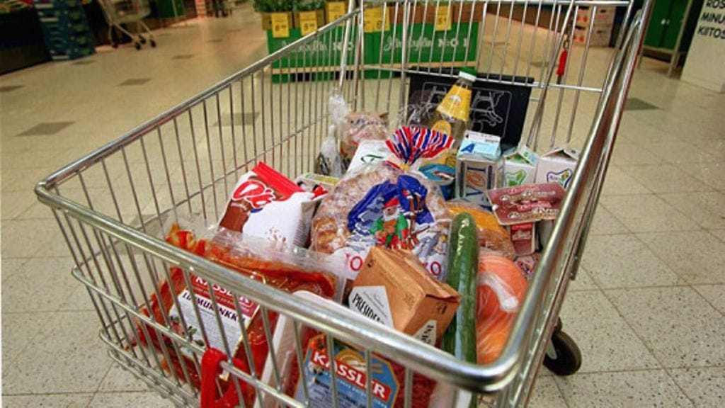 Päivittäistavarakauppaliitosta kerrotaan, että jos tuottajille maksettaisiin enemmän, myös kuluttajat maksaisivat enemmän. Kuvituskuva.