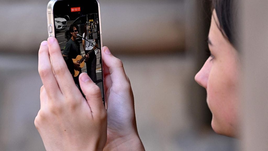 Nuori kuvasi videota kännykällään Melbournessa, Australiassa 28. marraskuuta.