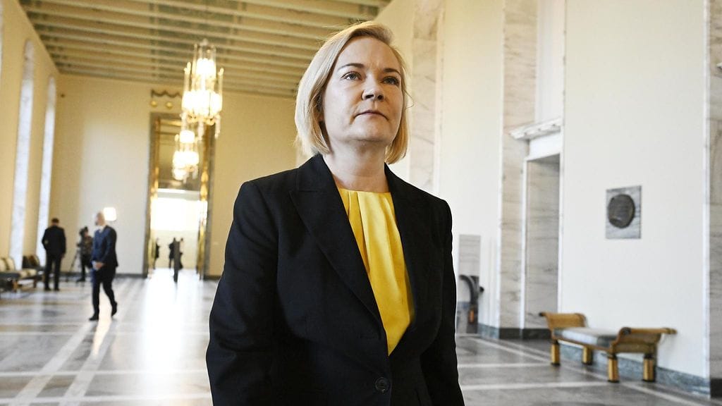 Vasemmistoliiton Koskelan ja vihreiden Diarran mukaan epäluottamusta esitettiin, koska sisäministeri ei puhunut totta pakolaiskiintiön kohdentamispäätöksen valmistelun aikana.