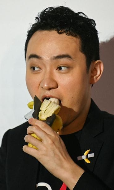 Kiinalaissyntyinen kryptomiljonääri Justin Sun syö banaanista ja ilmastointiteipistä tehdyn taideteolksen Hong Kongissa 29. marraskuuta 2024.