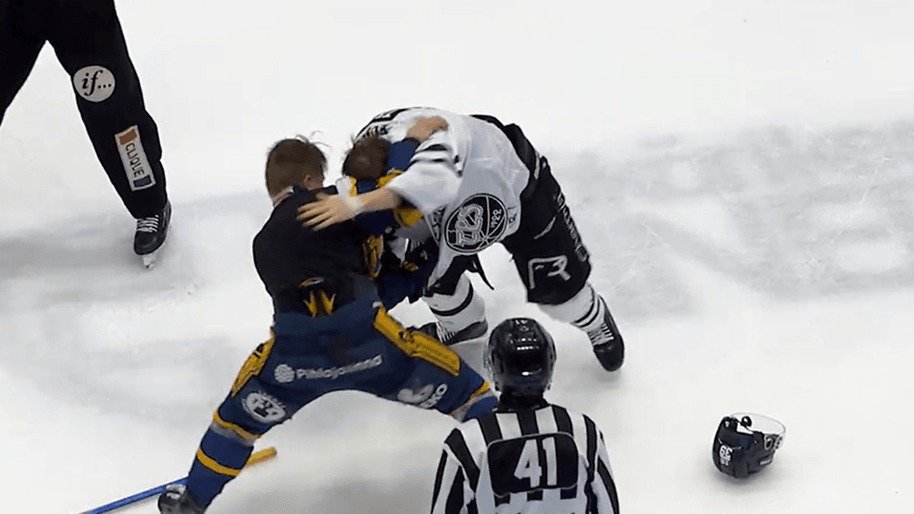 Lukon Kim Nousiainen ja TPS:n Leevi Teissala tappelivat.