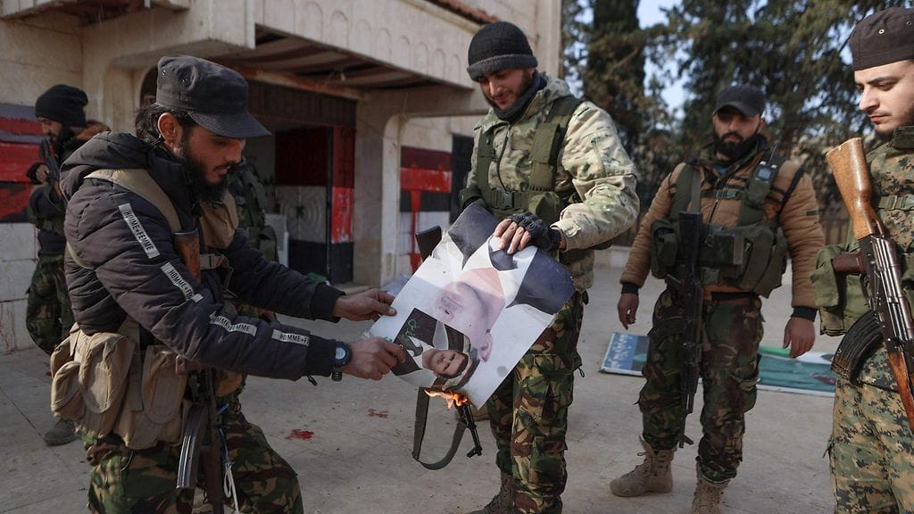 Jihadistit polttivat Syyrian presidentin Bashar al-Assadin kuvan Zarbahin alueella 29. marraskuuta.