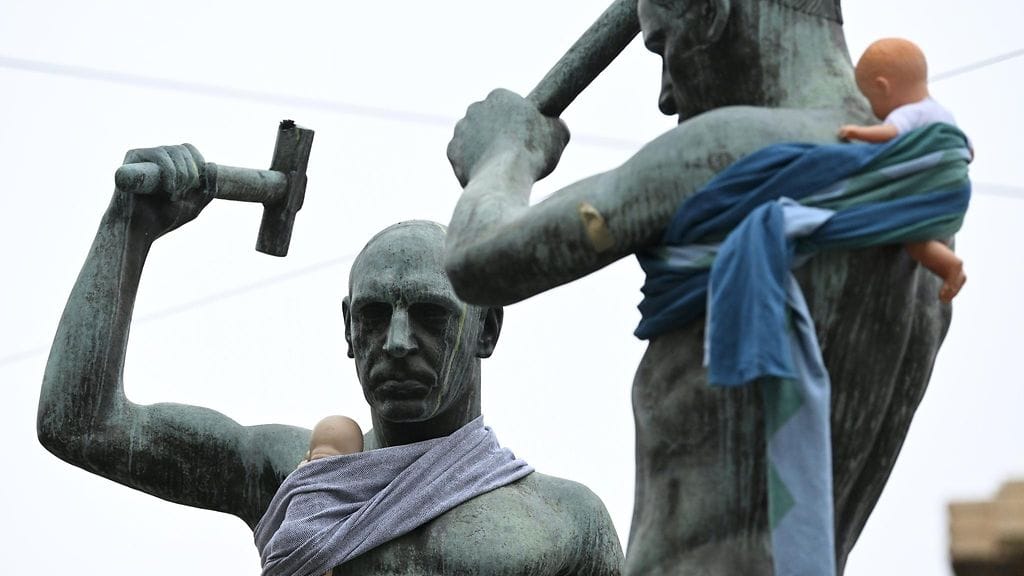 Tunnetut miespatsaat ympäri Suomen saivat isänpäiväksi ylleen kantoliinan ja vauvanuken.