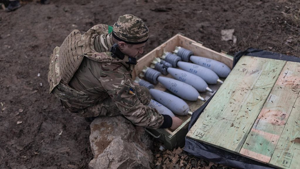 Ukrainan sotilas valmistelee kranaatinheittimen ammuksia Donetskin alueella 27. marraskuuta.