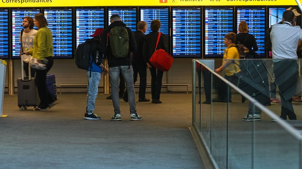 Le Figaron mukaan naisen Green Card ei ole voimassa, mutta hänellä ei ole myöskään oleskelulupaa Eurooppaan. Kuvituskuva Charles De Gaullen lentokentältä Pariisista.