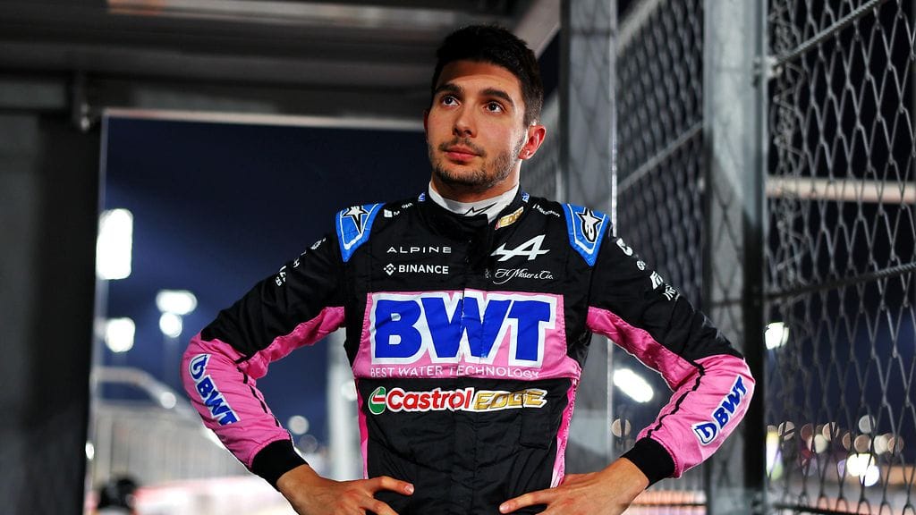 Esteban Oconin uumoillaan joutuvan sivuun Alpinen kisakuskin paikalta kauden viimeisessä kilpailussa Abu Dhabissa.