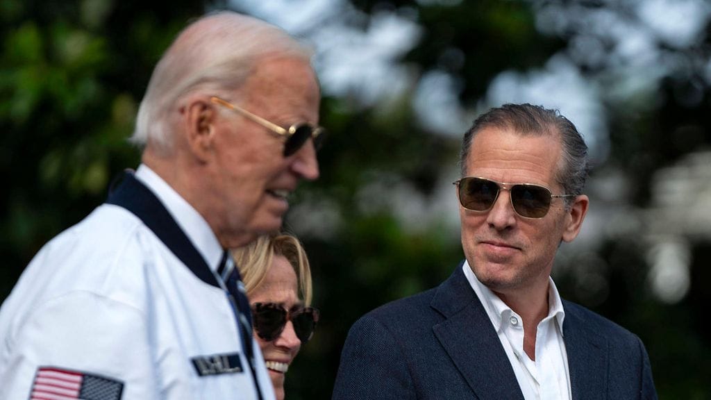 Presidentti armahti poikansa Hunter Bidenin, joka oli määrä tuomita huume- ja aserikoksista. Presidentti oli aiemmin luvannut, ettei armahtaisi poikaansa, mutta teki niin kuitenkin. Päätös nostettiin mediassa esimerkiksi armahdusoikeuden väärinkäytöstä.