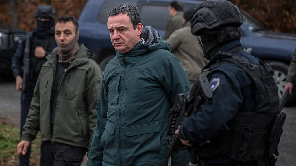 Kosovon pääministeri Albin Kurti vieraili räjähdyspaikalla lauantaina.