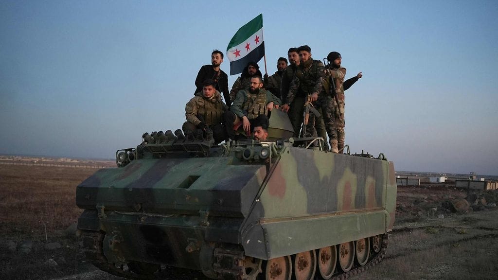 Al-Assadin hallituksen vastaisia taistelijoita Syyrian Azazissa sunnuntaina.