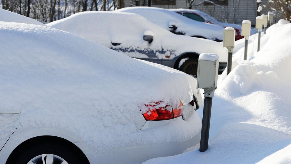 lumisia autoja parkkipaikalla