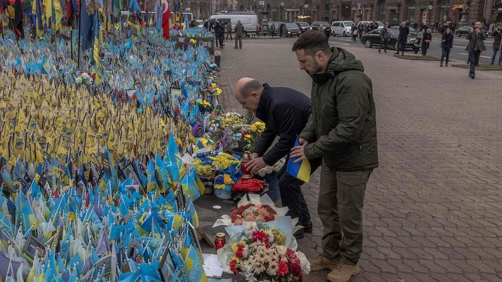 Scholz ja Zelenskyi kävivät muistoseinällä Itsenäisyyden aukiolla Kiovassa.