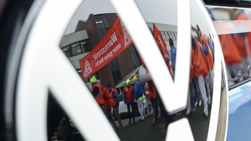 Tuhannet Volkswagenin työntekijät vastustivat tehtaiden sulkemista aiemmin joulukuussa lakkoilemalla. Kuva otettu Zwickaun tehtaalta 2. joulukuuta.