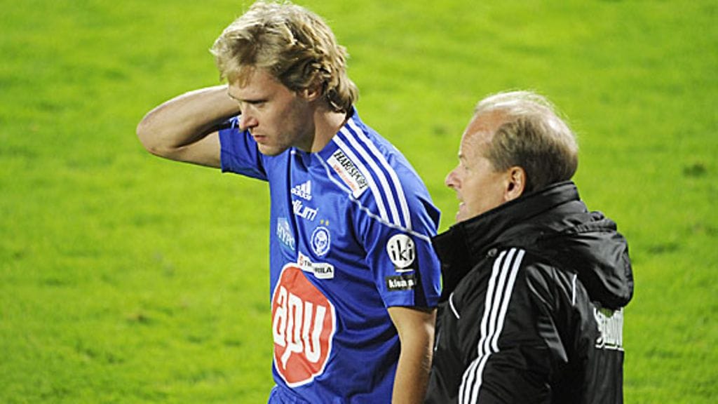 HJK:n pävalmentaja Antti Muurinen evästää vaihtomiestä Akseli Pelvasta, kuva: Martti Kainulainen / Lehtikuva