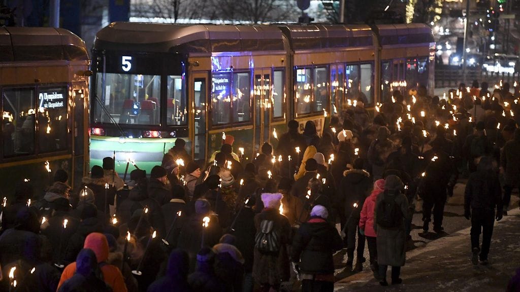 Itsenäisyyspäivän 612-soihtukulkue Helsingissä 6. joulukuuta 2021.