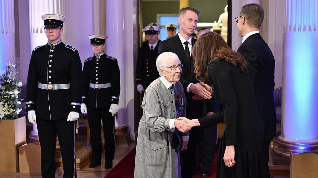 LK 2.12.2024 Tasavallan presidentti Alexander Stubb ja hänen puolisonsa Suzanne Innes-Stubb järjestivät sotiemme veteraaneille ja lotille itsenäisyyspäivän juhlatilaisuuden Presidentinlinnassa Helsingissä 2. joulukuuta 2024.