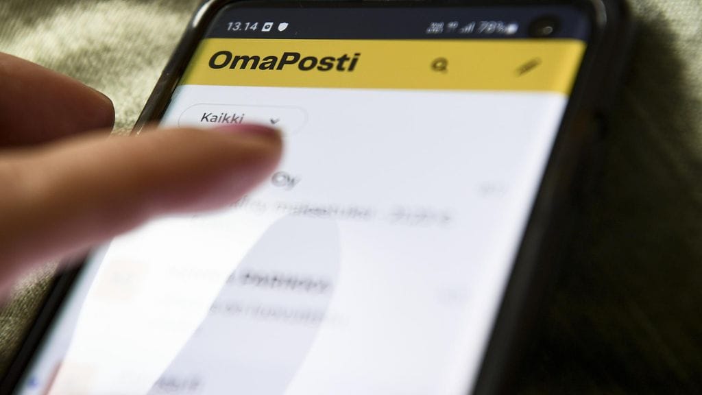 Käräjäoikeuden mukaan OmaPosti-huijauksen pääsyytetty hankki netistä käyttäjätunnus- ja salasanalistoja sekä luottokorttitietoja. Kuvituskuvassa OmaPosti-mobiilisovellus elokuussa 2022.