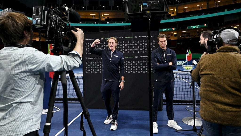 Suomen maajoukkueen eturivin tähdet Emil Ruusuvuori ja Otto VIrtanen.