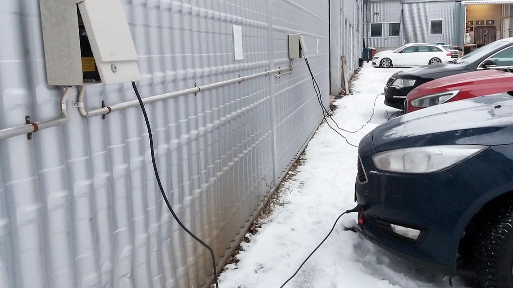 autoja kiinni lämmitystolpassa talvella