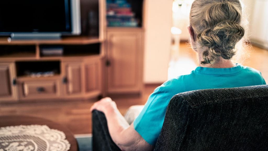 nainen katsoo televisiota