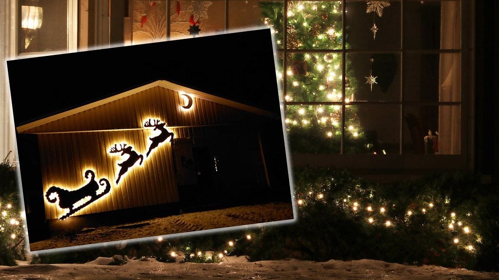 Päivin tekemä reki poroineen näkyy läheiselle kylätielle asti.