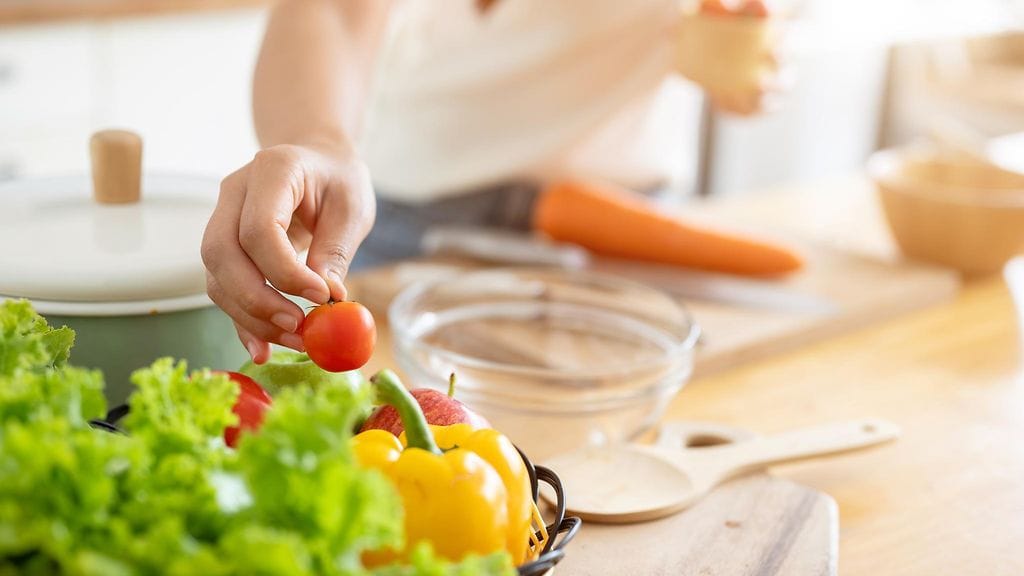 salaattia tekemässä