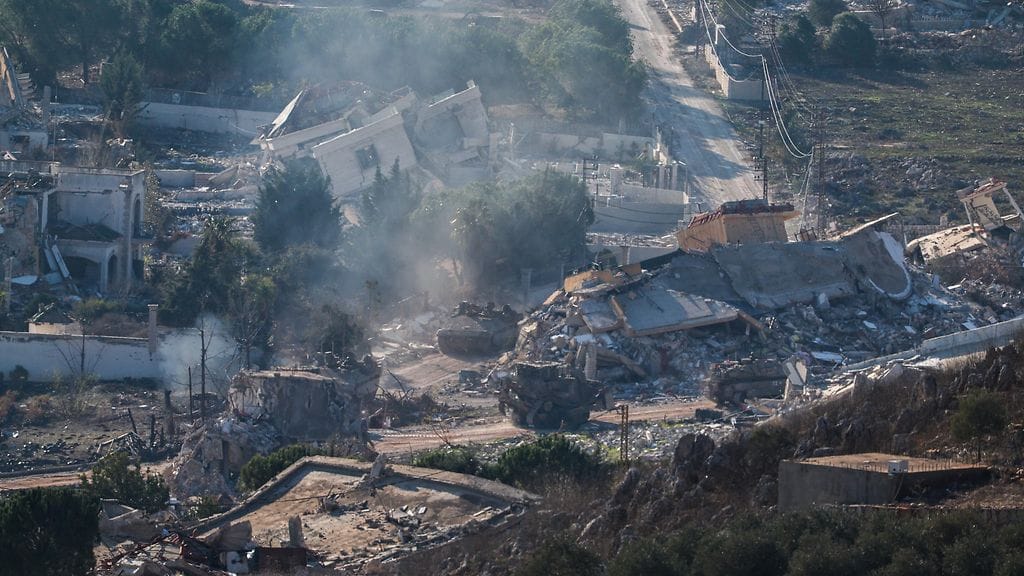 Kuvassa Israelin armeijan joukot siirtymässä Libanonista Meiss El-Jabalin kylästä takaisin Israelin puolelle 2. joulukuuta.