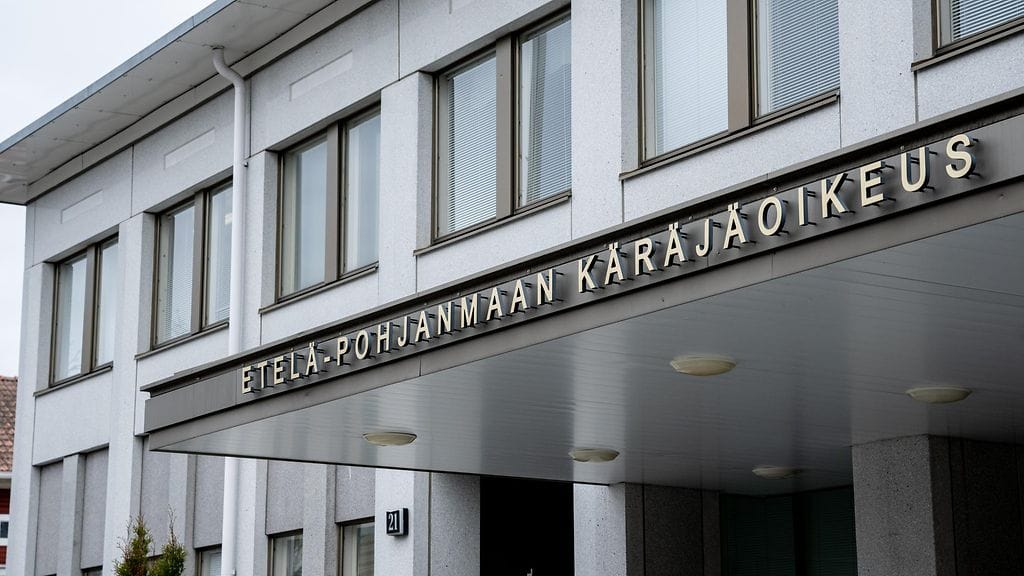 Brittimiehelle vaaditaan tuomiota taposta Seinäjoella. Asiassa luettiin syyte Etelä-Pohjanmaan käräjäoikeudessa (kuvassa).