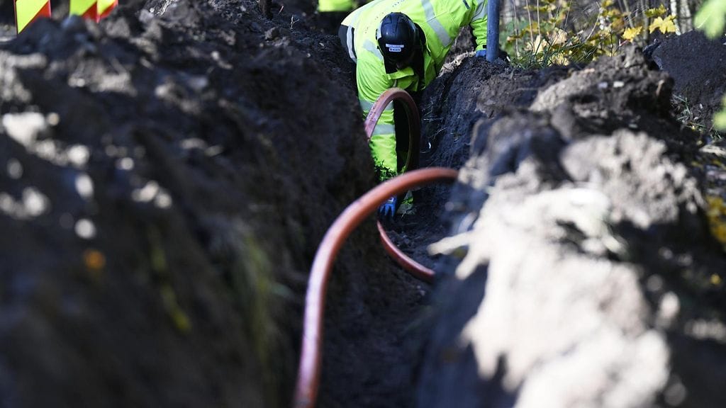 Kuvassa GlobalConnectin valokuitukaapelia asennettiin Espoossa 16. lokakuuta 2024.