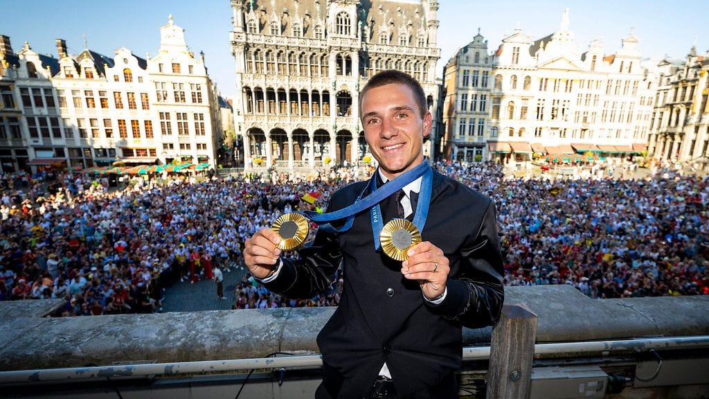 Remco Evenepoel juhlisti olympiavoittojaan Brysselissä viime elokuussa.