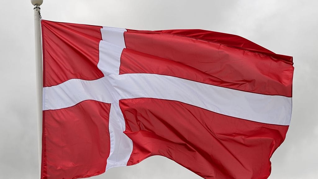 Lakia perusteltiin punavalkoisen lipun erityisellä asemalla Tanskassa.