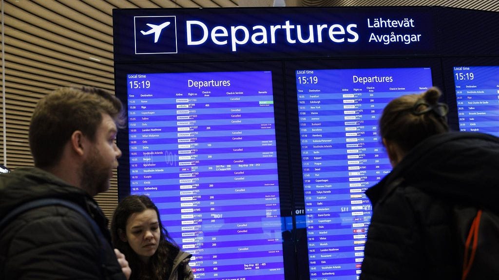 Matkustajia Helsinki-Vantaan lentoasemalla Vantaalla 2. joulukuuta.