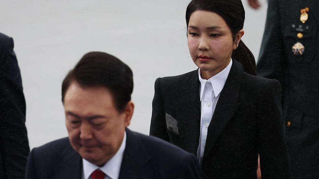 Etelä-Korean presidentti Yoon Suk Yeol ja hänen vaimonsa Kim Keon Hee kuvattuna lokakuussa