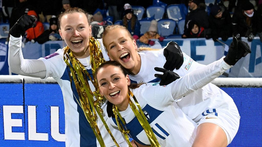 Helmarien Sanni Franssi (vas.), Nora Heroum ja Adelina Engman juhlivat EM-kisapaikkaa.