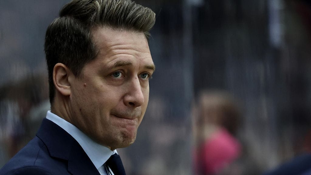 Sam Hallan luotsaa Ruotsin miesten jääkiekkomaajoukkuetta.