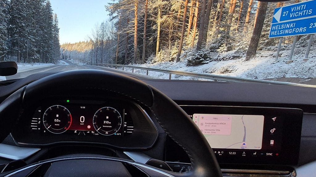 Päätieltä poistuminen vasemmalle tuntuu usein vaaralliselta. Olennaista on toimia ennakoitavasti ja varautua muiden virheisiin.