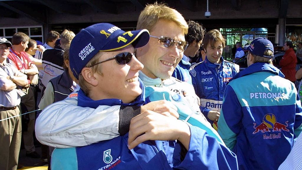 Kaksinkertainen maailmanmestari Mika Häkkinen (takana) ja tuleva maailmanmestari Kimi Räikkönen pitämässä hauskaa kaudella 2001.
