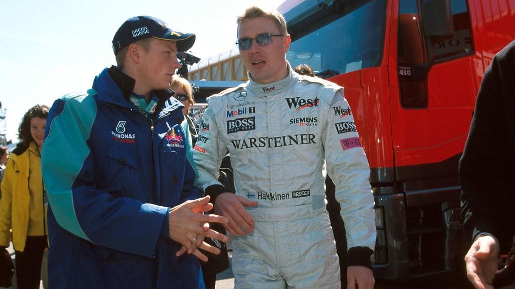 Suomen F1-valtikka siirtyi Mika Häkkiseltä (oik.) Kimi Räikköselle kauden 2001 jälkeen.
