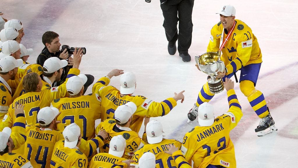 Mikael Backlund kipparoi Ruotsin MM-kultaan vuonna 2018.