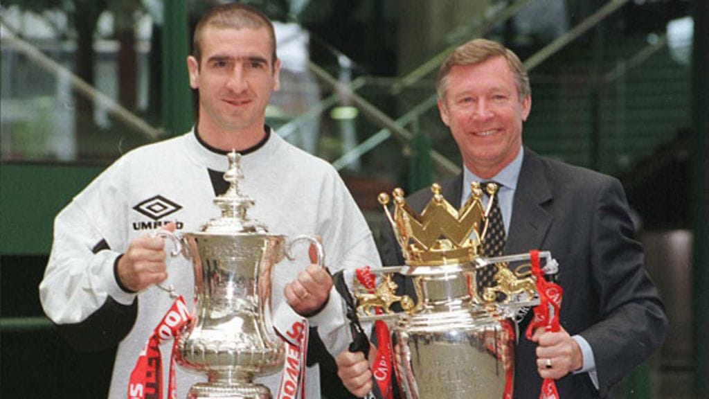Eric Cantona ja Alex Ferguson voittivat ManU:ssa roppakaupalla pokaaleja. Tässä Englannin Cupin ja Valioliigan pokaalit toukokuussa 1996.