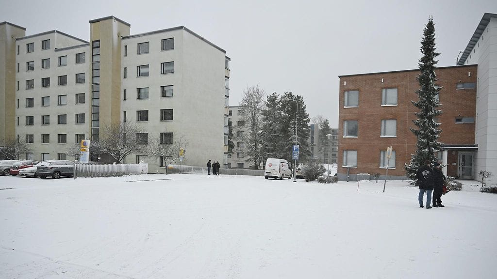 Epäillyn murhan paikka Kirstinmäki-tiellä Espoon Suvelassa 5. joulukuuta 2024. Helsingin poliisi tutkii epäiltyä murhaa, joka tapahtui torstain vastaisena yönä julkisella paikalla Espoossa. Ampumisen uhri, alle 20-vuotias mies, kuoli. Poliisi selvittää tapauksessa mahdollisia yhteyksiä katujengien ja rikollisverkostojen toimintaan.