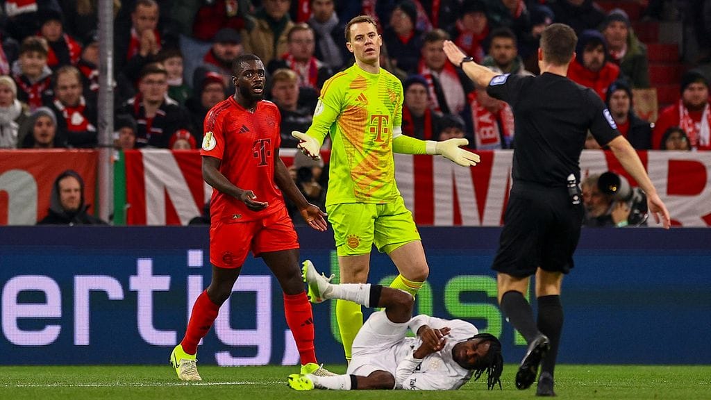 Manuel Neuer sai uransa ensimmäisen ulosajon. Pelikieltoakin tuli.