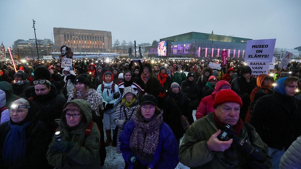 Helsinki, Kansalaistori. Sakset Seis! mielenilmaus. Kuvassa mielenosoittajia Kansalaistorilla.