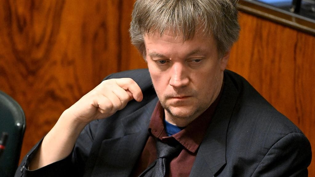 Perussuomalaisten Teemu Keskisarja eduskunnan täysistunnossa 4. joulukuuta.