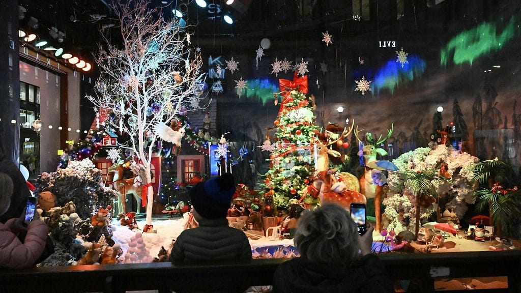 Useimmat ruokakaupat ovat tänään auki. Niillä kuitenkin voi olla poikkeusaukioloaikoja.