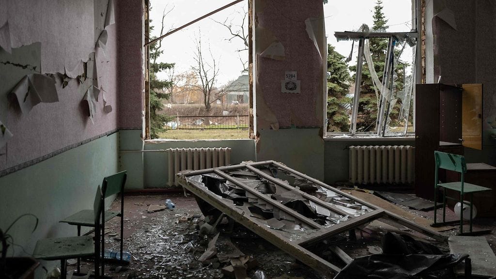 Kuvassa pommitusten tuhoama luokkahuone Dachnen kylässä Donetskin alueella 13. marraskuuta 2024.