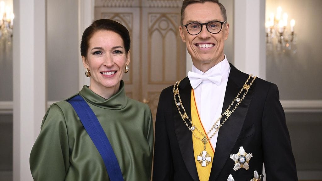 Tasavallan presidentin puoliso Suzanne Innes-Stubb edustaa itsenäisyyspäivänä vihreästä satiinivillasta tehdyssä mekossa.