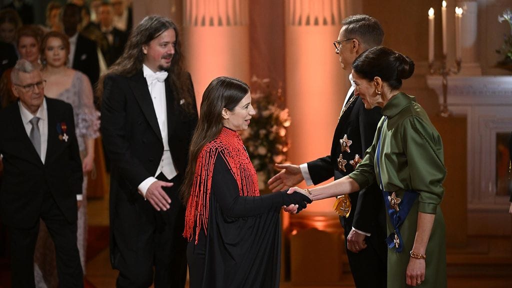 Dalia Stasevska kätteli presidenttiparia toisena puolisonsa Lauri Porran kanssa. Kuvassa vasemmalla 86-vuotias kauppa-autokuljettaja Matti Sallinen.