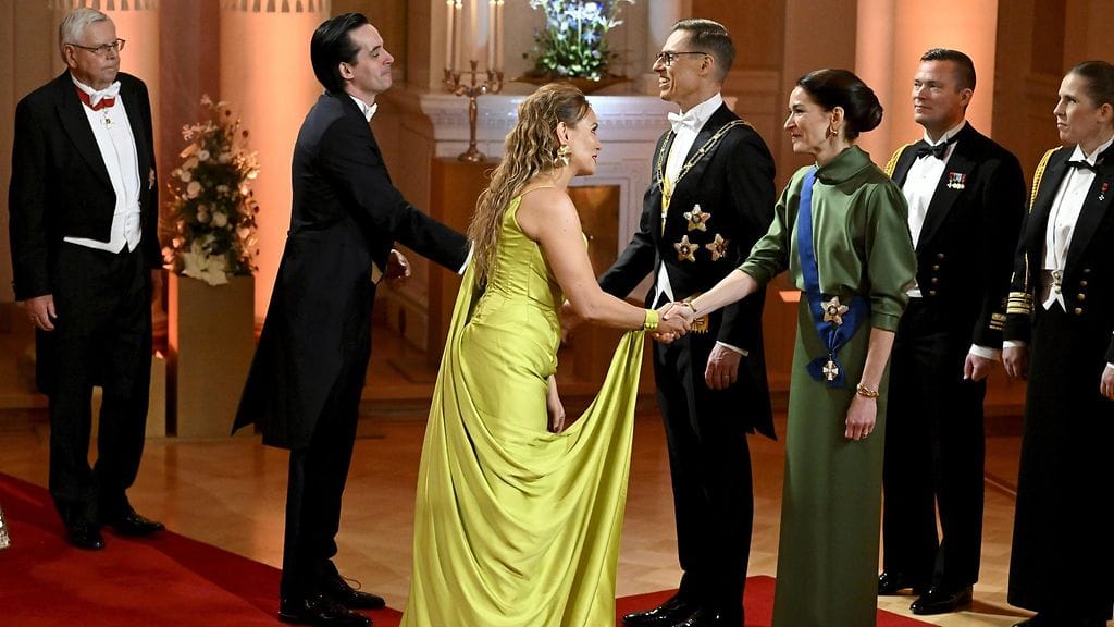 Marja Hintikka edusti vihertävässä iltapuvussa.