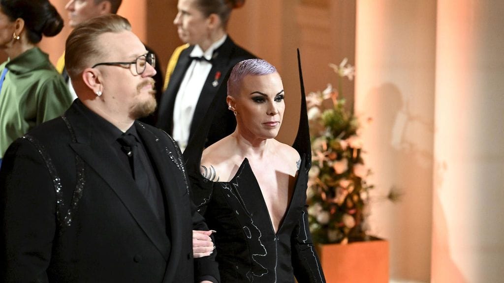 Muusikko Arttu Wiskari asteli Linnan juhliin rinnallaan vaimo Pauliina Wiskari.