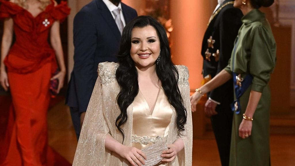 Diandra saapui Linnan juhliin päät kääntävässä iltapuvussa.